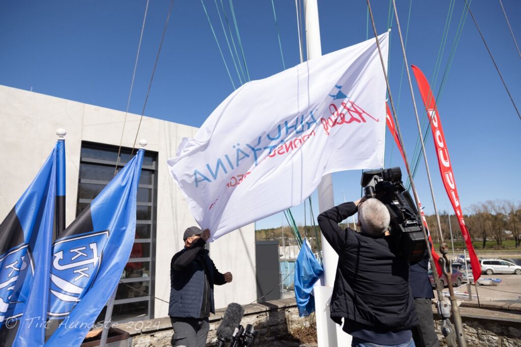 Muhu Väina regati lipu heiskamine. Foto: Tiit Aunaste