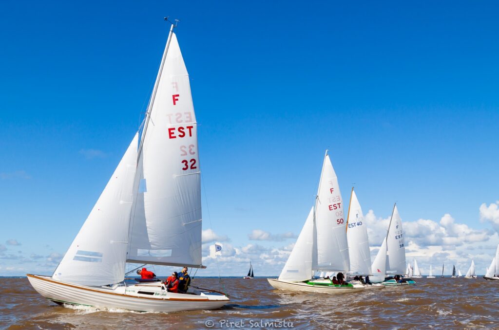 Esiplaanil Folkboot klassi võitja W-Lind EST32 (Kalevi Jahtklubi) - kapten Tiit Riisalo. Foto: Piret Samistu