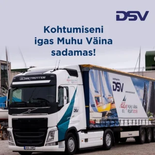Logistikapartner DSV Estonia teeb purjetajate elu lihtsamaks! 
A. Le Coq Muhu Väina regati saateauto viib purjetajate varustuse sadamast sadamasse ja seda ilma tasuta. 
Reedel, 11. juulil on regati rekka Kalevi Jahtklubis kell 12-14 ning siis liigub otse Haapsallu sama päeva õhtuks.
Regati lõppedes, 19. juulil palume purjetajatel kõik oma asjad regati rekka pealt maha võtta – tagasi Tallinnasse auto ei sõida.