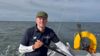 🎥 𝗢𝘁𝘀𝗲 𝗽𝗮𝗿𝗱𝗮𝗹𝘁: 𝗠𝗲𝗿𝗶𝗹𝗮𝗻𝗲 𝘁𝗲𝗲𝗹 𝗞õ𝗶𝗴𝘂𝘀𝘁𝗲𝘀𝘀𝗲 - 𝗟𝗧𝗧 𝗛𝗮𝗮𝗽𝘀𝗮𝗹𝘂–𝗞õ𝗶𝗴𝘂𝘀𝘁𝗲
Jahtklubi Dago lipu all seilav 𝗥𝗮𝗶𝗴𝗼 𝗣𝗮𝗷𝘂𝗹𝗮 ja tema meeskond jahil 𝗠𝗲𝗿𝗶𝗹𝗮𝗻𝗲 jagasid meile muljeid otse merelt, kui liikusid Haapsalust Kõigustesse:

💬 „Senimaani on läinud normaalselt – kardetud tuuleaugud pole meid veel tabanud. Aga kui tuleb, siis lihtsalt läheb natukene kauem!“ 😄

🥈Pärast üle 10 tunni purjetamist jõudis Merilane edukalt finišisse ning sai ORC IV grupis teise koha, jäädes alla vaid Lagle III-le.🎉

Selline see purjetamine ongi – chill, aga nõuab loodusoludega arvestamist. Mõnikord tuleb lihtsalt minna… aeglasemalt. 🌬️🌊⛵

#muhuväinaregatt #moonsundregatta #elusonmaitset #ltt_toidumaailm
@elusonmaitset 
@jahtklubidago 
@eestipurjetamiseliit 
@kalevi_jahtklubi