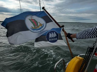 Vahel meri võtab, aga teinekord ka annab. Ja siis vahel viib meremees merest leitu omanikule tagasi. Dago jahtlaev Merilane toimetas lainetesse eksinud Saaremaa Merispordi Seltsi lipu taas kodujaht Mercuriuse pardale. #muhuväinaregatt #merilane #mercurius #dago #dagojahtklubi #sms #saaremaamerispordiselts