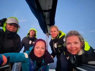 🌞 Kuressaare → Pärnu – 17 tundi, 3. koht ja miljon elamust! ⛵💨
Alustasime rahulikult – päike paitas, tuul sosistas. 
17 tundi merel, lugematu arv kilde, miile ja kilovatte (meist endist!). 🏁 Ja mis kõige parem – meie supernaiskond võttis etapisõidul oma grupis 3. KOHA! 🥉💪
Aitäh teile, kes kaasa elasite – kas paadil, kaldal või lihtsalt mõtetes. Andsime endast kõik… ja natuke rohkemgi! 💛 #muhuväinaregatt #naisedpaadis #celia
